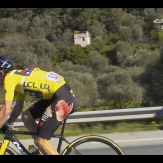 Roglic marqué à la cuisse après ses chutes. Crédit : Eurosport.