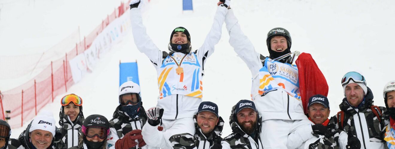 Perrine Laffont lève les bras après une saison de ski parfaite. crédit : @DorineBe13