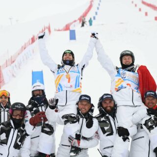 Perrine Laffont lève les bras après une saison de ski parfaite. crédit : @DorineBe13