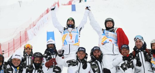 Perrine Laffont lève les bras après une saison de ski parfaite. crédit : @DorineBe13