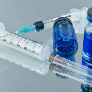 L'UE menace de limiter ses exportations de vaccins.